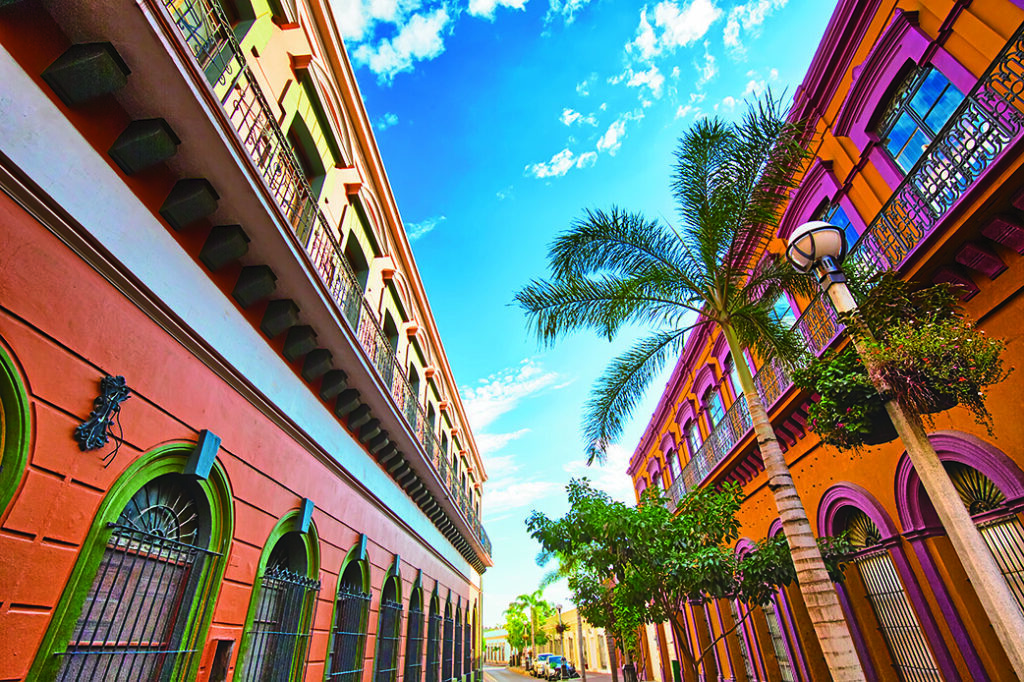 Mexico, Mazatlan, Colorful old city streets in historic city center